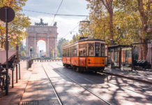 I TRAM DAVANTI ALL’ARCO DELLA PACE