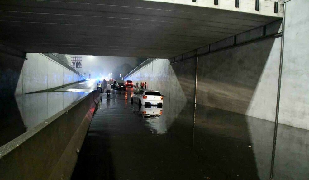 Auto bloccate sottopasso allagato, maltempo e temporali 3